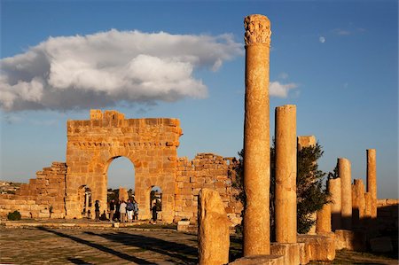 romain - Colonnes du Capitol et arche d'Antonin dans le Forum, les ruines romaines de Sbeitla, Tunisie, Afrique du Nord, Afrique Photographie de stock - Rights-Managed, Code: 841-05794615