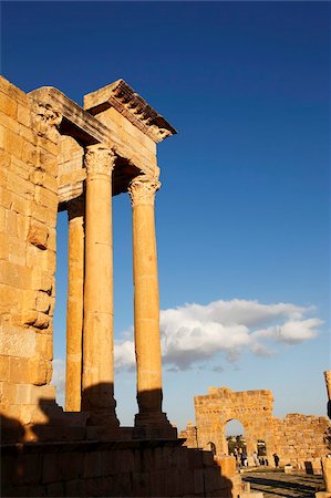 Spalten der Capitol und Arch Antoninus Pius im Forum auf die römischen Ruinen von Sbeitla, Tunesien, Nordafrika, Afrika Stockbilder - Lizenzpflichtiges, Bildnummer: 841-05794612
