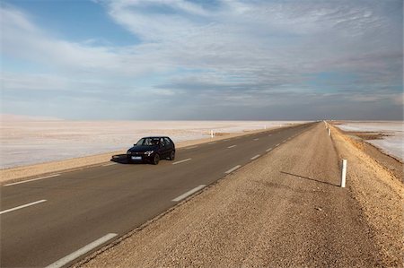 Chott El Jerid, a flat dry salt lake, and automobile on highway between Tozeur and Kebili, Tunisia, North Africa, Africa Foto de stock - Con derechos protegidos, Código: 841-05794624