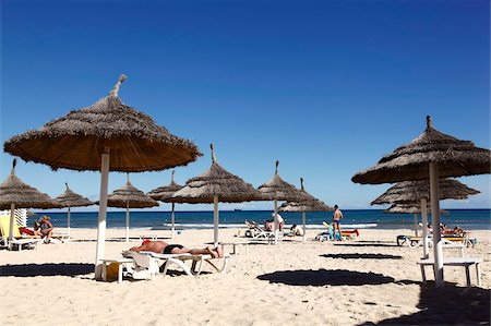 strandschirm - Strandszene in der touristischen Zone von Sousse, Golf von Hammamet, Tunesien, Nordafrika, Afrika Stockbilder - Lizenzpflichtiges, Bildnummer: 841-05794655