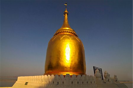pagan - Golden stupa in Bagan, Myanmar, Asia Stock Photo - Rights-Managed, Code: 841-05794787