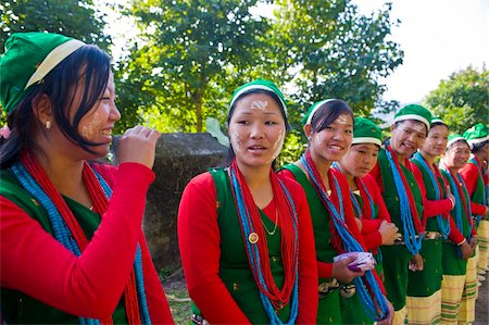 simsearch:841-06344086,k - Traditionally dressed girls from the Hillmiri tribe near Daporjio, Arunachal Pradesh, Northeast India, India, Asia Fotografie stock - Rights-Managed, Codice: 841-05794863