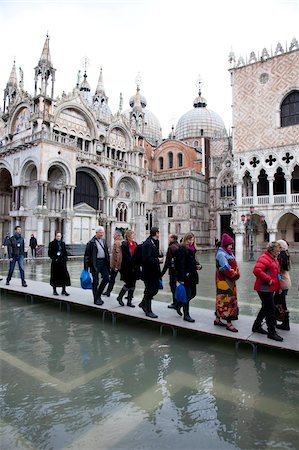 Tourists walking on footbridges during high tide in St. Mark's Square, Venice, UNESCO World Heritage Site, Veneto, Italy, Europe Foto de stock - Con derechos protegidos, Código: 841-05795225