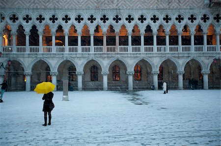 Tourist walking in St. Mark's Square during snow storm, Doge's Palace in the background, Venice, UNESCO World Heritage Site, Veneto, Italy, Europe Stock Photo - Rights-Managed, Code: 841-05795227