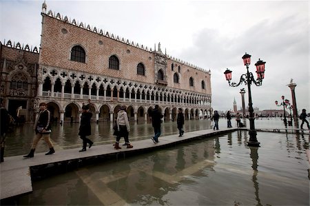 flood - Touristes marchant sur les passerelles pendant la marée haute à la place Saint-Marc, Palais des Doges dans le fond, Venise, UNESCO World Heritage Site, Veneto, Italie, Europe Photographie de stock - Rights-Managed, Code: 841-05795223