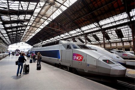 simsearch:841-03676975,k - Train de passagers et à grande vitesse TGV, Gare de Lyon, Paris, France, Europe Photographie de stock - Rights-Managed, Code: 841-05795315