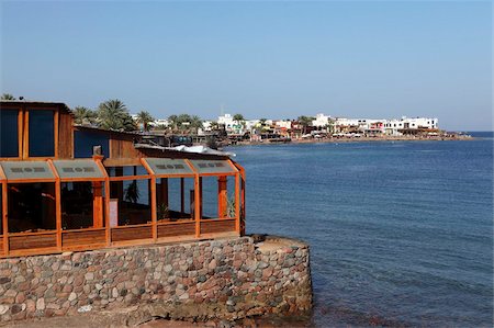 dahab - A restaurant overlooks the harbour of the Red Sea resort town of Dahab in Egypt, North Africa, Africa Fotografie stock - Rights-Managed, Codice: 841-05795364