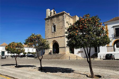 se cathedral - Orangers poussent à l'extérieur de la cathédrale (Se) dans la vieille ville de Faro, Algarve, Portugal, Europe Photographie de stock - Rights-Managed, Code: 841-05795383