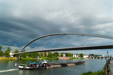 Barge under the Hoger Brug (Higher Bridge) on the River Maas, Maastricht, Limburg, The Netherlands, Europe Foto de stock - Con derechos protegidos, Código: 841-05795394