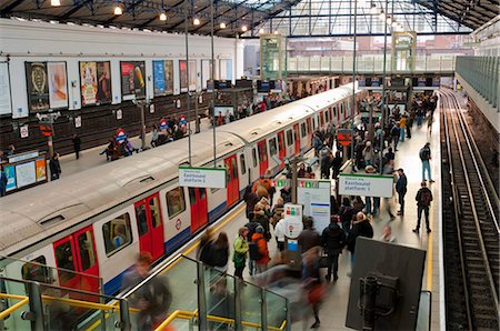 railway station platform - Plates-formes de district Line, la Station de métro Earls Court, Londres, Royaume-Uni, Europe Photographie de stock - Rights-Managed, Code: 841-05795522