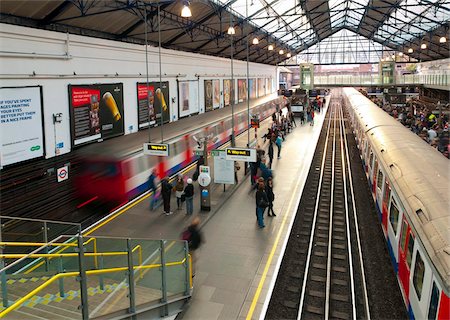 simsearch:841-03676981,k - Plates-formes de district Line, la Station de métro Earls Court, Londres, Royaume-Uni, Europe Photographie de stock - Rights-Managed, Code: 841-05795523