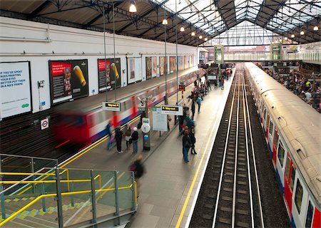 simsearch:841-08244135,k - District Line platforms, Earls Court Underground Station, London, England, United Kingdom, Europe Foto de stock - Con derechos protegidos, Código: 841-05795523