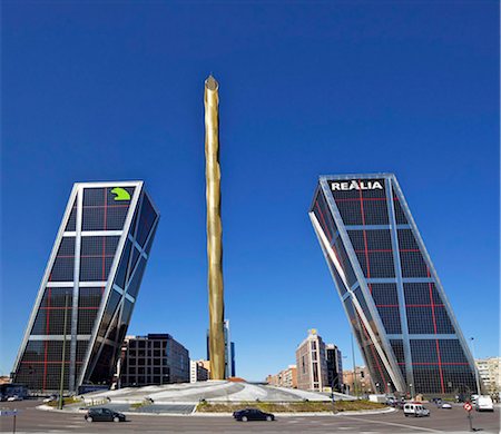 paseo de la castellana - Kio towers (Torres Kio) at the end of the Paseo de la Castellana, Plaza Castilla, Madrid, Spain, Europe Foto de stock - Con derechos protegidos, Código: 841-05795894