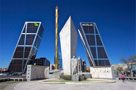 paseo de la castellana - Kio towers (Torres Kio) at the end of the Paseo de la Castellana, Plaza Castilla, Madrid, Spain, Europe Foto de stock - Con derechos protegidos, Código: 841-05795893