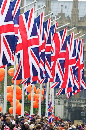 Union flags and spectators outside Houses of Parliament, during the marriage of Prince William to Kate Middleton, 29th April 2011, London, England, United Kingdom, Europe Foto de stock - Con derechos protegidos, Código: 841-05795923