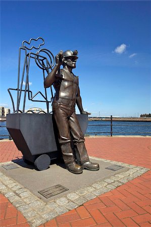 Miners Statue, Roath Basin, Cardiff Bay, Cardiff, South Glamorgan, South Wales, United Kingdom, Eurrope Foto de stock - Con derechos protegidos, Código: 841-05795985