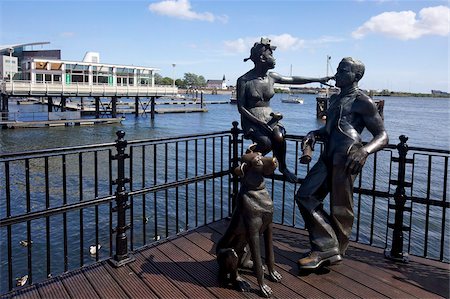 simsearch:841-05796052,k - People Like Us, bronze sculpture of a young local couple with their dog, by John Clinch, 1993, Mermaid Quay, Cardiff Bay, South Glamorgan, Wales, United Kingdom, Europe Foto de stock - Direito Controlado, Número: 841-05795987