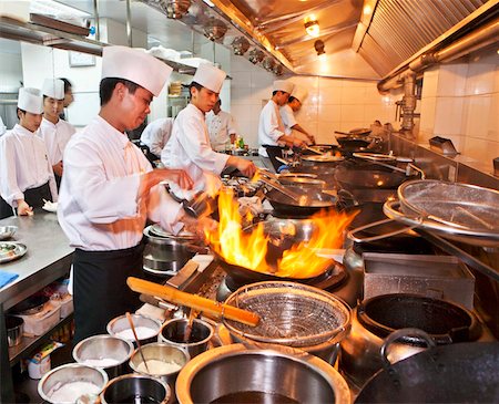 flaming cook - Chefs preparing Chinese cuisine in woks in the modern kitchen of a Chinese restaurant, Beijing, China, Asia Foto de stock - Con derechos protegidos, Código: 841-05796095