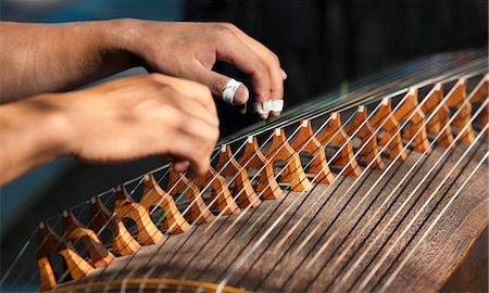 Closeup of two hands playing the guzheng, a traditional Chinese string instrument, Beijing, China, Asia Foto de stock - Con derechos protegidos, Código: 841-05796123