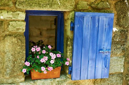 france closeup not people not illustration not monochrome - Detail of windowbox and shutters, Saignon village, Vaucluse, Provence, France, Europe Stock Photo - Rights-Managed, Code: 841-05796673