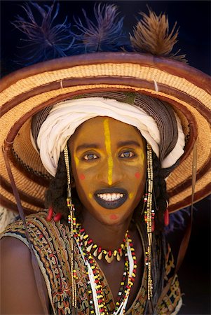 facial decoration - Wodaabe (Bororo) man with his face painted at the annual Gerewol male beauty contest, a general reunion of West African Wodaabe Peuls (Bororo Peul), Niger, West Africa, Africa Foto de stock - Con derechos protegidos, Código: 841-05796700
