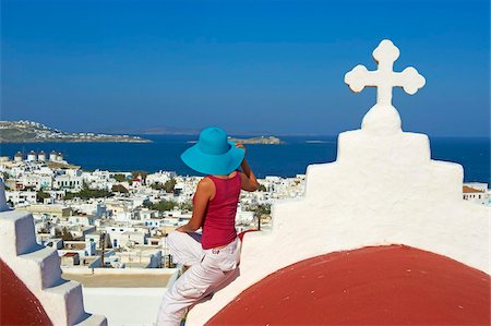 Touristiques sur le toit de l'église rouge au-dessus de la vieille ville, ville de Mykonos, Chora, Mykonos, Cyclades, Iles grecques, la Grèce, l'Europe Photographie de stock - Rights-Managed, Code: 841-05796757