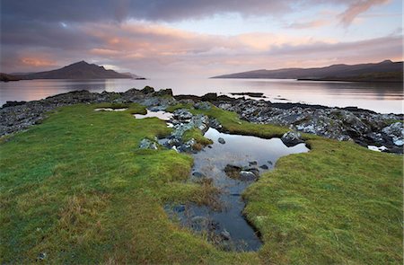 View from Balmeanach in the Braes on the Isle of Skye looking across the Sound of Raasay to the distinctive mountain Ben Tianavaig with the island of Raasay on the right of the image, Isle of Skye, Scotland, United Kingdom, Europe Foto de stock - Con derechos protegidos, Código: 841-05796931