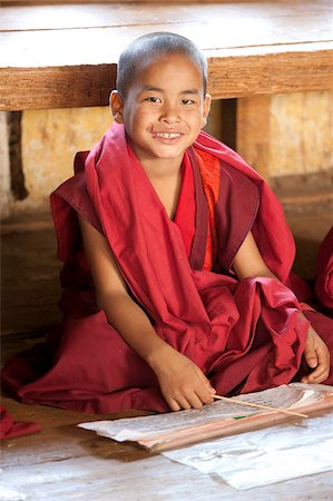 Moine bouddhiste de Young étudie les scripts en classe au Temple de Chimi Lhakhang, vallée de Punakha, Bhoutan, Asie Photographie de stock - Rights-Managed, Code: 841-05845829