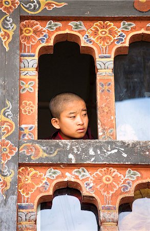 simsearch:841-05845837,k - Young boy looking out of window above the main courtyard of the Wangdue Phodrang Dzong during Wangdue Phodrang Tsechu, Wangdue Phodrang (Wangdi), Bhutan, Asia Foto de stock - Con derechos protegidos, Código: 841-05845834