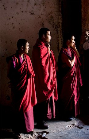 Jeunes bonzes regarder danser au Wangdue Phodrang Tsechu, Wandgue Phodrang Dzong, Wangdue Phodrang (Wangdi), Bhoutan, Asie Photographie de stock - Rights-Managed, Code: 841-05845841