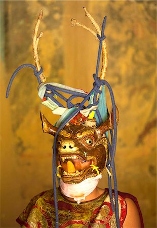 simsearch:841-07782974,k - Buddhist monk in his colourful costume and Antelope mask waiting for the next dance during Gangtey Tsechu at Gangte Goemba, Gangte, Phobjikha Valley, Bhutan, Asia Foto de stock - Con derechos protegidos, Código: 841-05845874