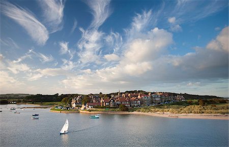 Alnmouth village et l'estuaire de l'Aln vu de Church Hill sur un calme de fin d'été en soirée avec un ciel dramatique allégées, Alnmouth, près de Alnwick, Northumberland, Angleterre, Royaume-Uni, Europe Photographie de stock - Rights-Managed, Code: 841-05845879