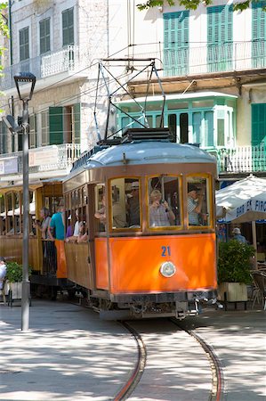 Tram coloré en Placa Constitucio, Soller, Majorque, îles Baléares, Espagne, Méditerranée, Europe Photographie de stock - Rights-Managed, Code: 841-05845891