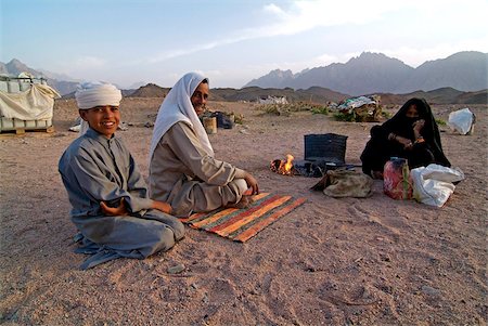 Famille de Bédouins dans le désert près de Hurghada, Egypte, Afrique du Nord, Afrique Photographie de stock - Rights-Managed, Code: 841-05845960