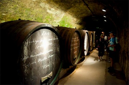 Les gens et les tonneaux de vin à l'intérieur de la cave de Loisium Winery, Langelois, Niederosterreich, Autriche, Europe Photographie de stock - Rights-Managed, Code: 841-05846174