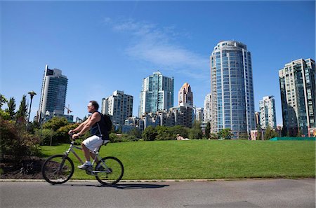 simsearch:841-03502611,k - Cyclist passing apartment blocks, False Creek, Vancouver, British Columbia, Canada, North America Foto de stock - Con derechos protegidos, Código: 841-05846335