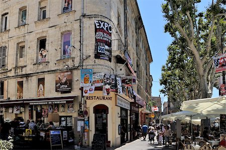 Affiches publicitaires pour le festival de théâtre sur un bâtiment avec des images peint sur le fenêtres, Provence, Avignon, France, Europe Photographie de stock - Rights-Managed, Code: 841-05846354