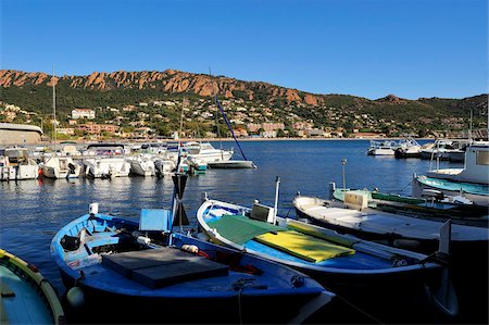 Bateaux dans le port avec les montagnes de Esterel Corniche en arrière-plan, Agay, Var, Provence, France, Méditerranée, Europe Photographie de stock - Rights-Managed, Code: 841-05846402