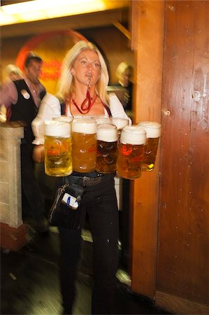 Serviert Bier an das Volksfest Stuttgart, Cannstatter Wasen, Stuttgart, Deutschland, Europa Stockbilder - Lizenzpflichtiges, Bildnummer: 841-05846403