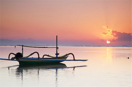 sanur - Boats on Sanur beach at dawn, Bali, Indonesia, Southeast Asia, Asia Foto de stock - Direito Controlado, Número: 841-05846464