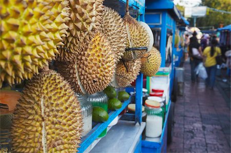 durião - Durian fruit hanging on food stall, Yogyakarta, Java, Indonesia, Southeast Asia, Asia Foto de stock - Direito Controlado, Número: 841-05846522