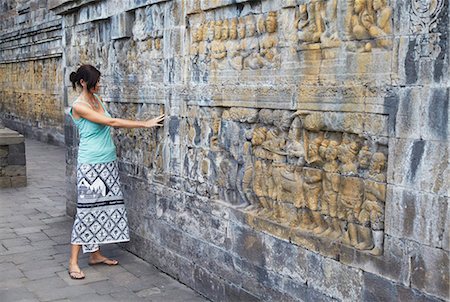 Woman looking at carvings, Borobudur, UNESCO World Heritage Site, Java, Indonesia, Southeast Asia, Asia Foto de stock - Con derechos protegidos, Código: 841-05846535