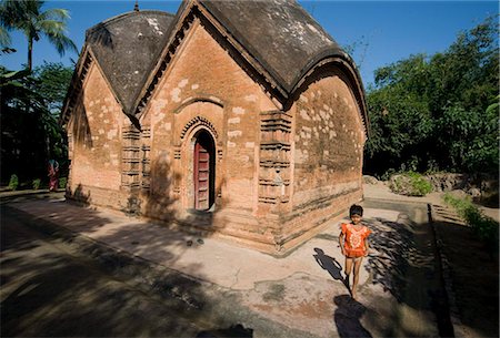 raffiniert - Dorf junge Mädchen neben restaurierten Miniatur Terrakotta-Hindu-Tempel zu Shiva, Baranagar, ländlichen West Bengal, Indien, Asien Stockbilder - Lizenzpflichtiges, Bildnummer: 841-05846637