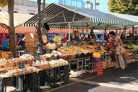 Market at Cours Saleya, Old Town, Nice, Alpes Maritimes, Provence, Cote d'Azur, French Riviera, France, Europe Fotografie stock - Rights-Managed, Codice: 841-05846751