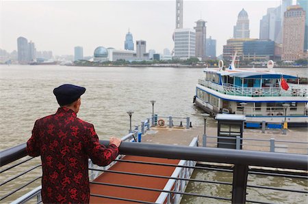 simsearch:841-05846168,k - A man watching ferries crossing the Huangpu River, Shanghai, China, Asia Foto de stock - Con derechos protegidos, Código: 841-05846852