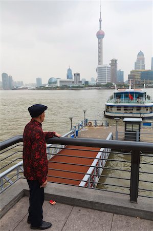 simsearch:841-05846168,k - A man watching ferries crossing the Huangpu River, Shanghai, China, Asia Foto de stock - Con derechos protegidos, Código: 841-05846853