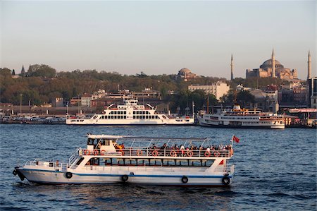 Boat on the Bosphorus, Istanbul, Turkey, Europe Foto de stock - Direito Controlado, Número: 841-05846923