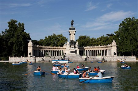 parque del retiro - Boating on the lake in Retiro Park, Madrid, Spain, Europe Foto de stock - Con derechos protegidos, Código: 841-05847016