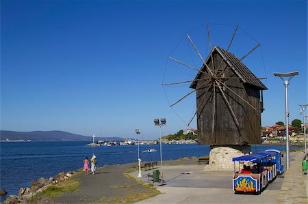 Historical wooden windmill on the Isthmus and small sightseeing tourist train, Nessebar, Black Sea, Bulgaria, Europe Foto de stock - Con derechos protegidos, Código: 841-05847100