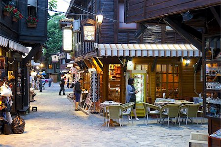 Souvenir shops and outdoor restaurants at dusk, Old Town, Nessebar, Bulgaria, Europe Foto de stock - Con derechos protegidos, Código: 841-05847102